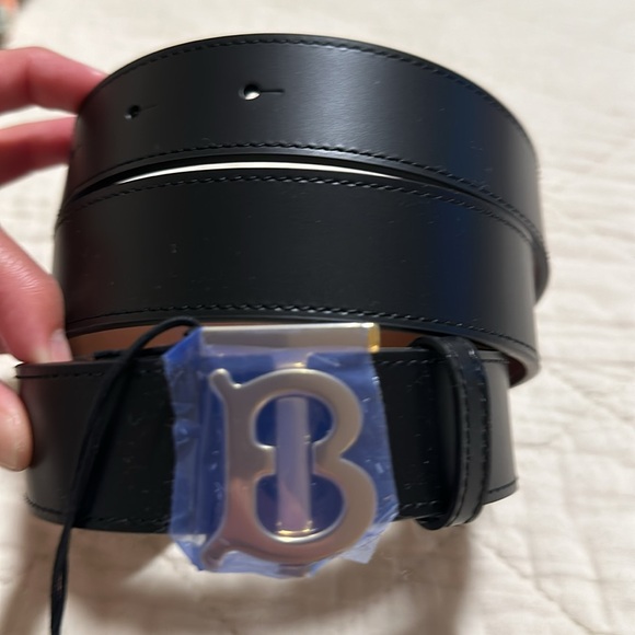 New with tag Burberry reversible black/tan belt with gold hardware. Medium size. - Picture 2 of 6